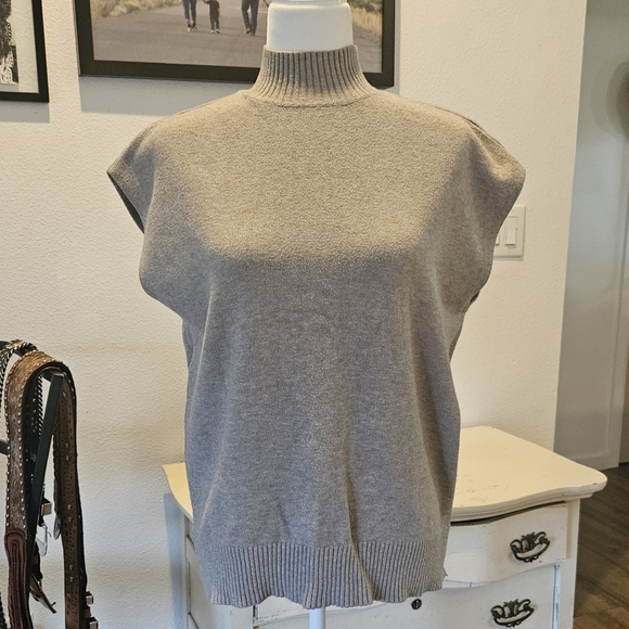 NWT'S- CYRUS - Kitten Heather Mock Neck Cap Sleeve Sweater - Size Small - Picture 3 of 7